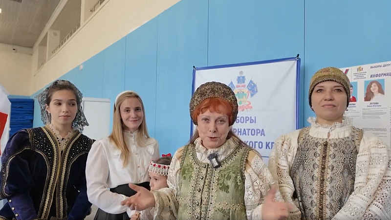 Участники «Общества русской культуры» посетили выборы в народных костюмах 