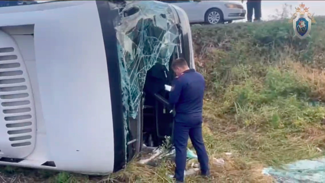 Два пассажира перевернувшегося на Кубани автобуса продолжат лечение в больнице