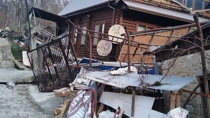 Штатное движение автобусов возобновили после оползня в Хостинском районе Сочи