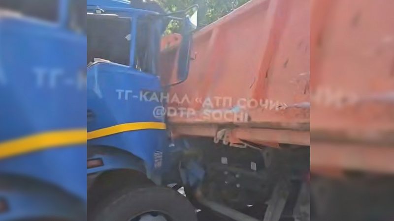 «КАМАЗ» без тормозов устроил массовое ДТП и перекрыл движение в Сочи