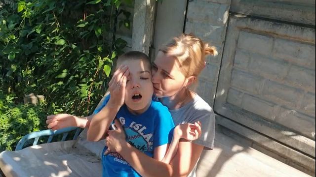 Краснодарцы отправили на Донбасс медицинскую кроватку и коляску для мальчика с ДЦП 