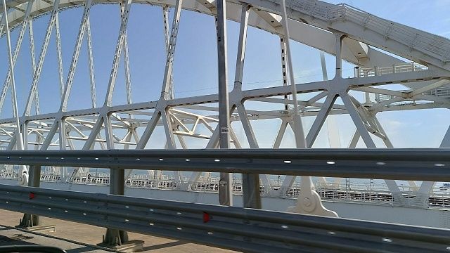 На Крымском мосту образовалась пробка из уезжающих туристов Фото: Телеканал «Краснодар»
