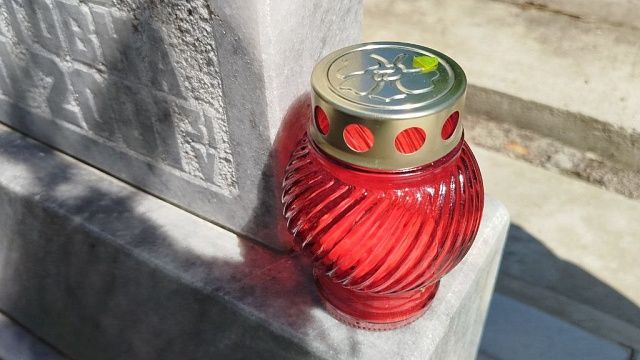 Вандалы разрисовали могилу бойца СВО и вырвали цветы на кладбище в Сарове