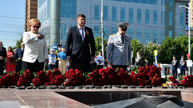 В Краснодаре 9 мая возложили венки и цветы к мемориалу «Вечный огонь»