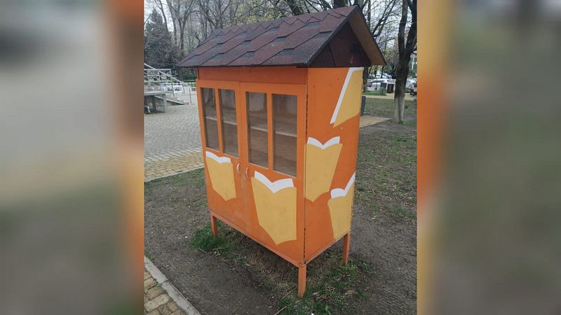 В сквере Фестивальном в Краснодаре восстановили уличную библиотеку