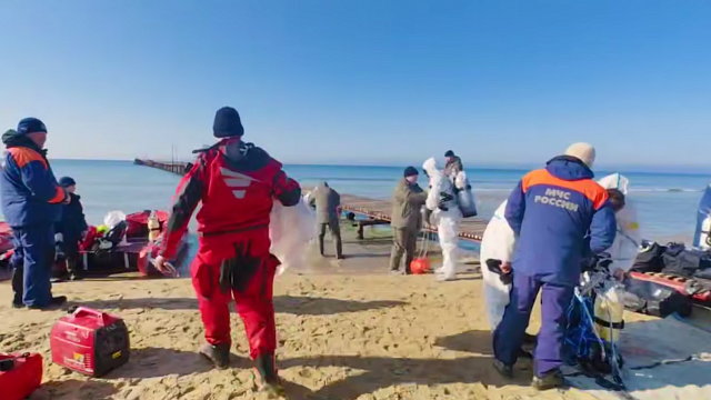 Спасатели к приступили к уборке мазута со дна в районе пляжа «Джемете»