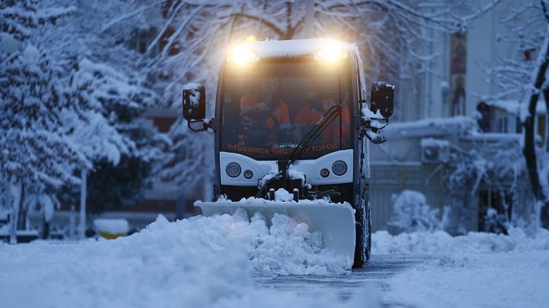 На дорогах и тротуарах Краснодара использовали 523 тонны песко-соляной смеси