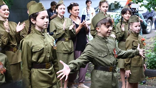 Глава Краснодара с «Фронтовой бригадой» поздравили ветерана со 100-летием