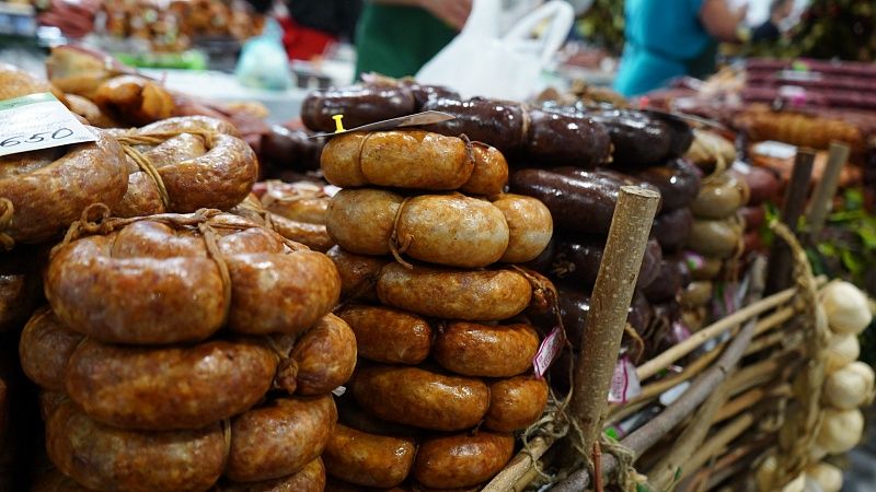 Маркировать колбасу и чипсы как вредные продукты предложили в России
