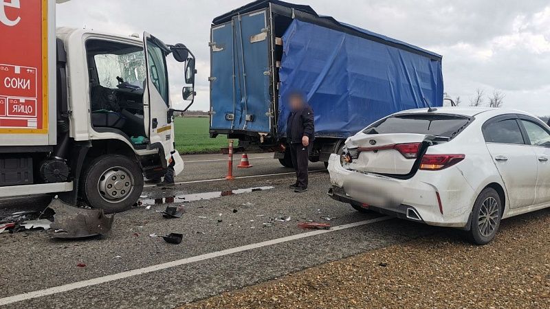 Массовая авария с четырьмя авто произошла на автотрассе Краснодар-Ейск