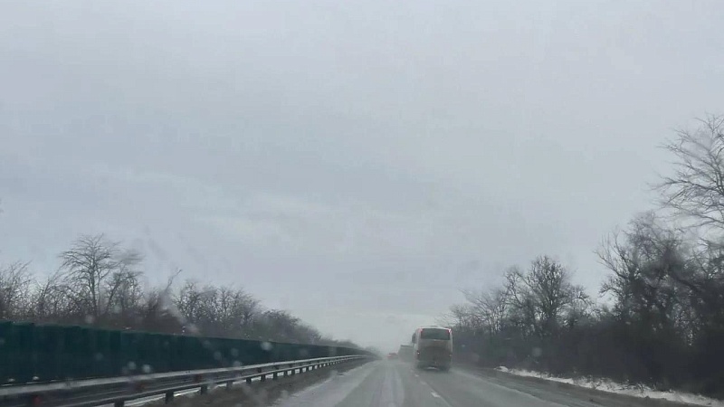 Снегопад почти полностью скрыл трассу в Свердловской области