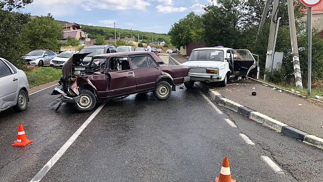 В аварии в Анапе погиб водитель легковушки и пострадал ребёнок