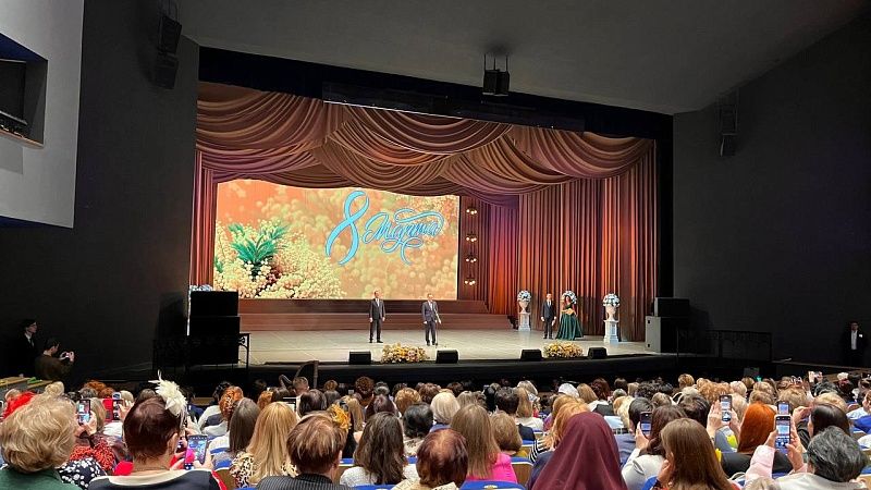 Кондратьев поздравил с 8 марта и наградил женщин за вклад в развитие Кубани 