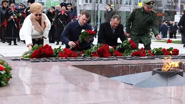 Губернатор Кубани и глава Краснодара в День Героев Отечества возложили цветы к Вечному огню 