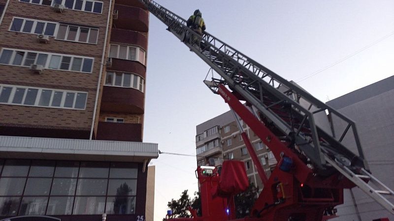 Мансарда загорелась в девятиэтажном жилом доме в Майкопе 