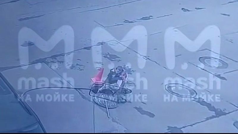 Четырехлетний ребенок свалился в открытый люк на парковке в Петербурге