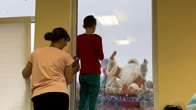 Дед Мороз и Снегурочка постучались в окна детишек из онкоцентра Фото: Телеканал «Краснодар»