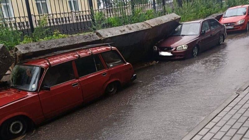 Бетонный забор упал на припаркованные автомобили в Балашихе