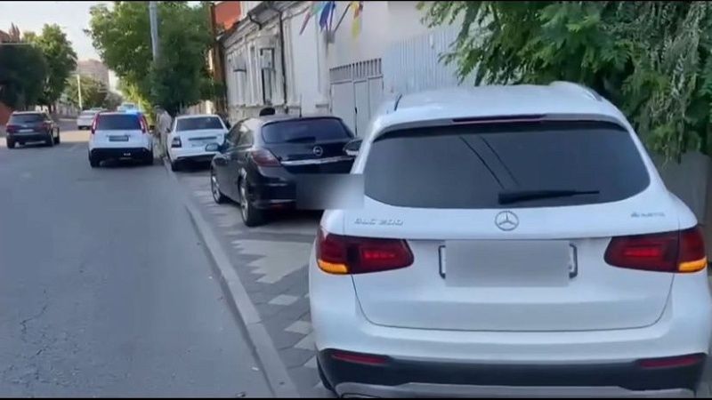 Три автомобиля загородили пешеходную зону и получили штрафы в Краснодаре	