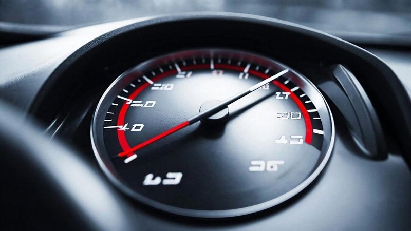 Внедорожник разбил капот в жутком ДТП в Южно-Сахалинске 