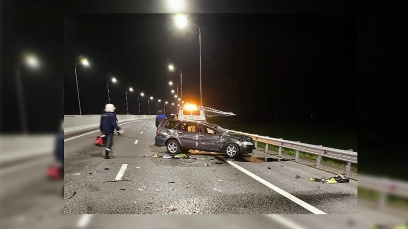 Спасатели вытащили из смятого в ДТП авто двух человек в Славянском районе