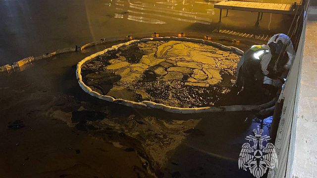 В станице Тамань устраняют последствия розлива мазута в залив. Фото: Главное управление МЧС России по Краснодарскому краю