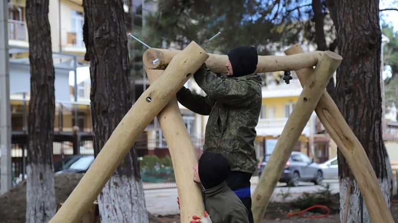 Оригинальную детскую площадку из дерева откроют в Геленджике