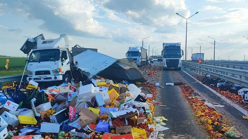 Рассыпавшиеся овощи после ДТП фур парализовали движение в Кореновском районе  