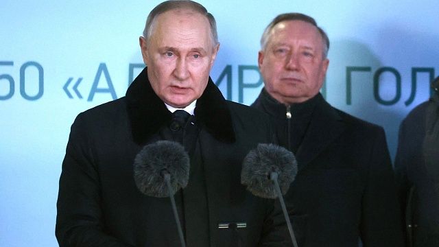 Владимир Путин принял участие в церемонии подъёма флагов. Фото: kremlin.ru 