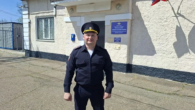 Полицейский спас мужчину из горящего дома в Крымске
