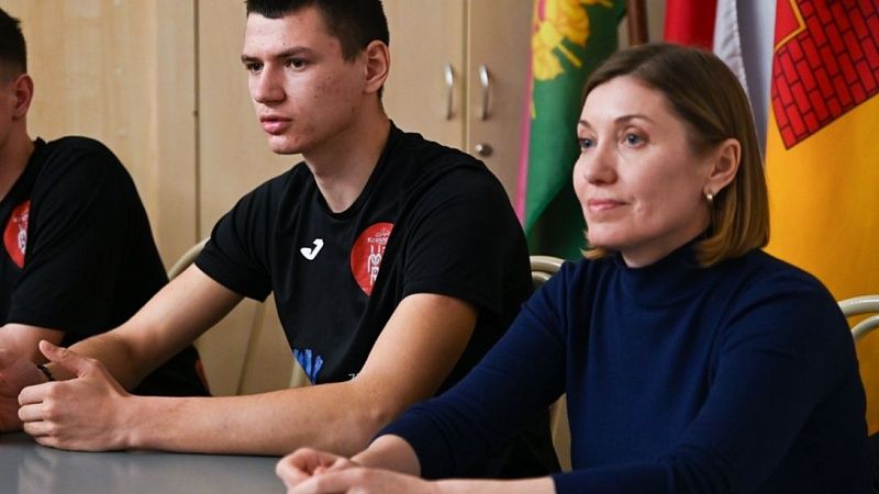 Олимпийская чемпионка и футболисты «Краснодара-ЮМР» посетили коррекционную школу