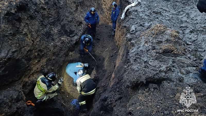 Рабочий погиб после обвала грунта в траншее при прокладке труб в Орле