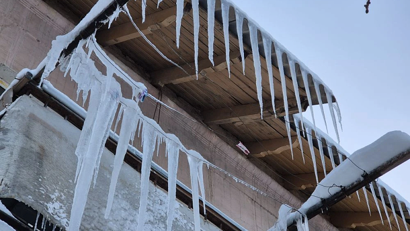 Глыба льда с крыши пробила окно в детской комнате на Камчатке