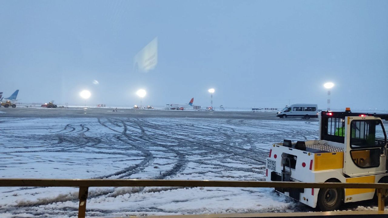 Аэропорт Краснодара не будет работать до 26 марта 2022 года. Фото: vk.com/krr.aero