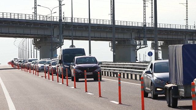 Утром пробка у Крымского моста со стороны Кубани начала расти. Фото: архив телеканала «Краснодар»