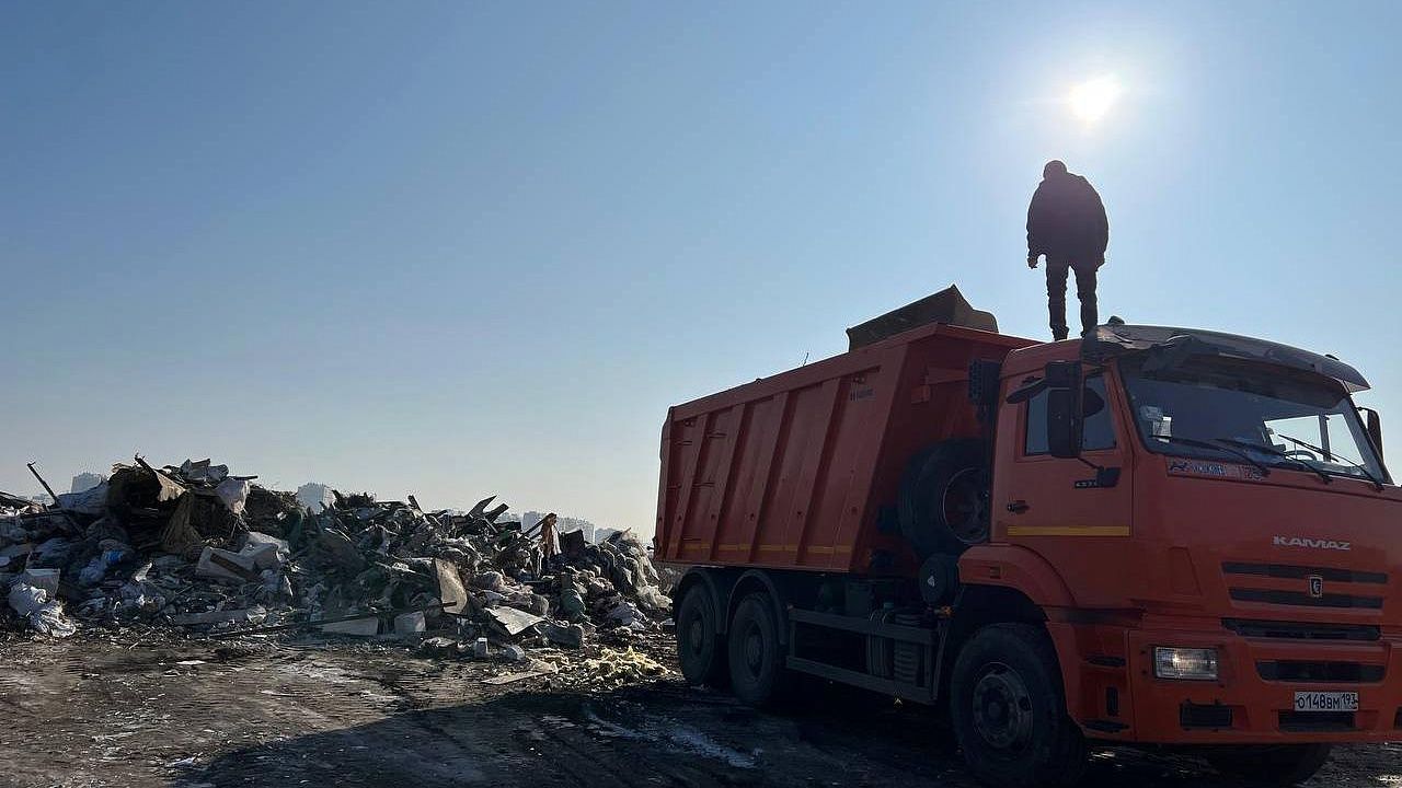В поселке Российском ликвидируют свалку мусора на 2 га земли Фото: Телеканал «Краснодар»