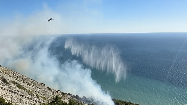 Вертолет Ми-8 МЧС России задействовали для тушения лесного пожара под Анапой