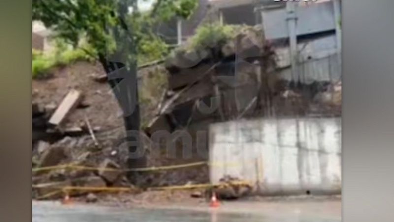 Из-за ливня рухнула подпорная стена с детской площадкой во Владивостоке