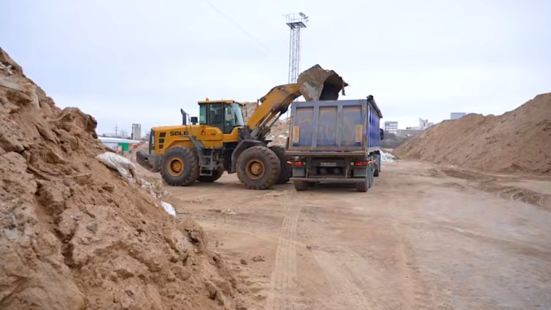 Почти 2 тысячи тонн загрязнённого грунта вывезли с площадки в Воскресенском