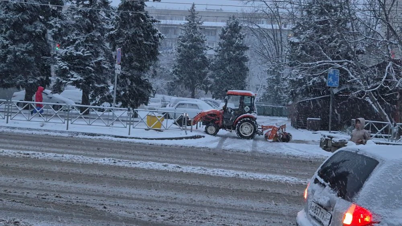 Расчисткой региональных трасс занимались 164 единицы техники на Кубани