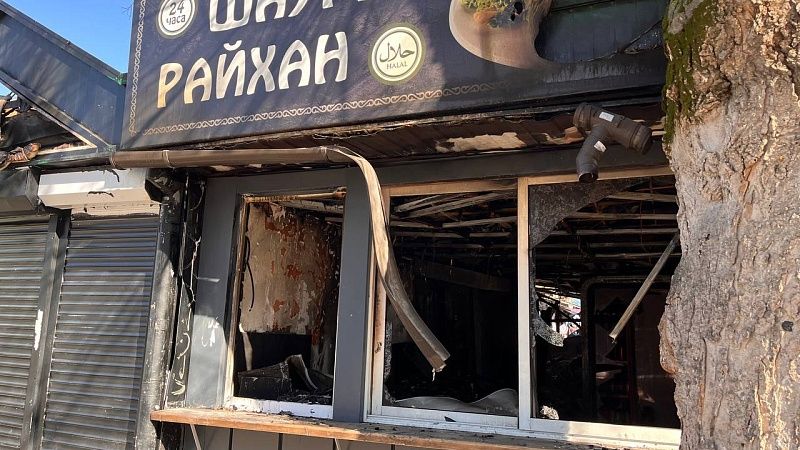 На камеру попал момент поджога ларька на Кооперативном рынке Краснодара