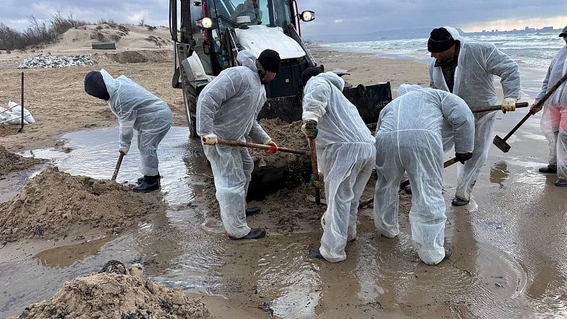 В Анапе увеличат число техники и людей для уборки мазута после новых выбросов