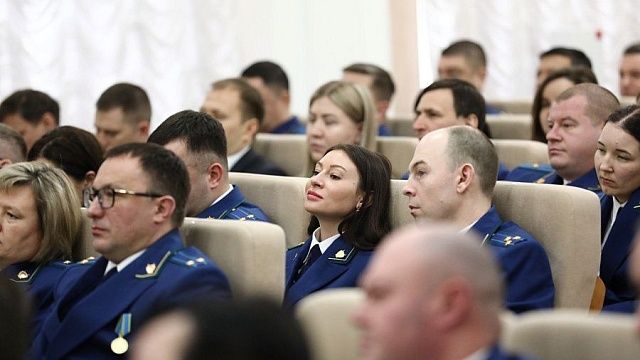 Вениамин Кондратьев наградил сотрудников прокуратуры