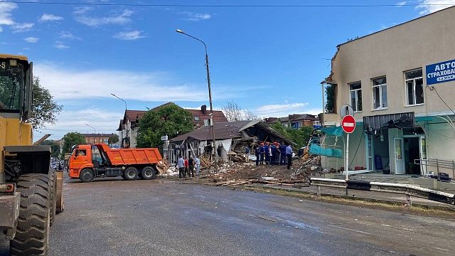 Движение по перекрытой дороге в Апшеронске возобновили после разбора завалов