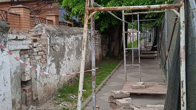 Фрагмент ограды Дворца наказного атамана в Краснодаре отреставрируют до конца лета