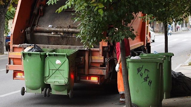 Региональному оператору по вывозу мусора не хватает до 15% водителей мусоровозов. Фото: архив телеканала «Краснодар»