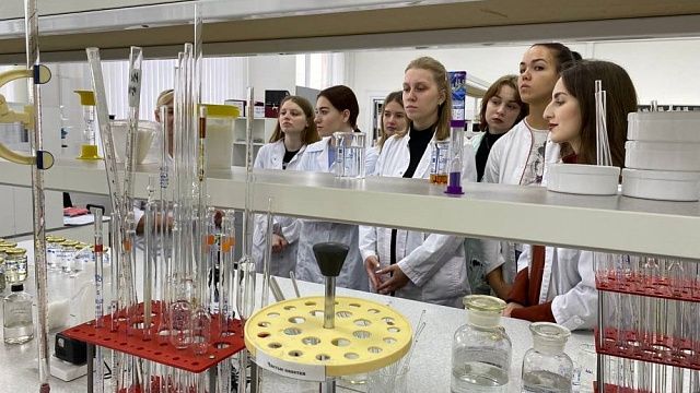 Студенты КубГУ посетили краснодарский завод парфюмерии и косметики. Фото: пресс-служба администрации Краснодара
