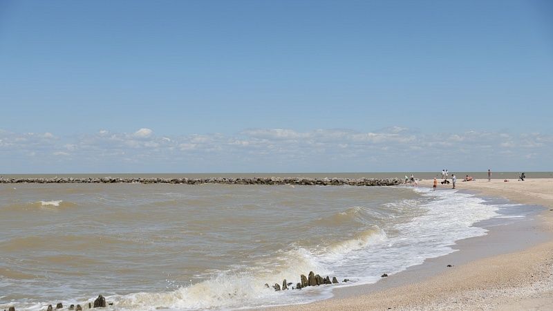 Губернатор Кубани поручил решить проблему с размывом берега в Ейской Косе