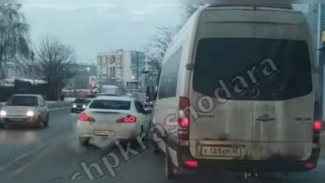На улице Уральской в Краснодаре произошел конфликт между автомобилистами. Один из водителей въехал в впереди стоящую машину