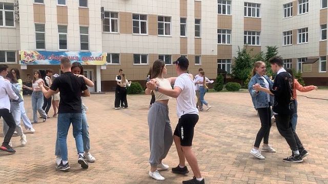 Краснодарские школьники готовятся к торжественной линейке по случаю окончания школы. Видео: Телеканал «Краснодар»